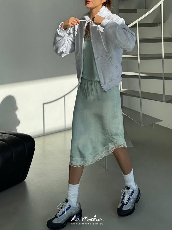 粉嫩色蕾絲緞面斜剪裁中長裙(闆娘清單)